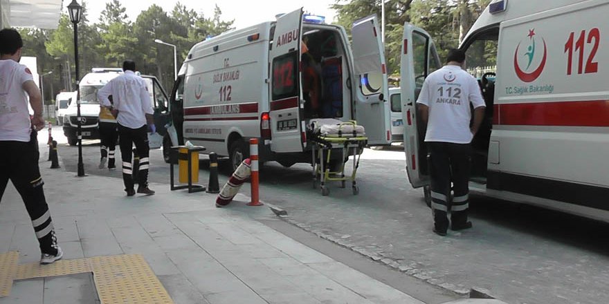 Konya’da otomobil bariyerlere çarptı: 5 yaralı