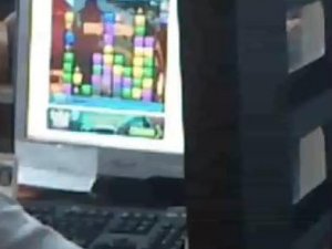 Hastalar sıra beklerken memur oyun oynadı