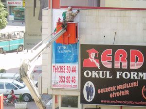 İtinayla pankart asılır!
