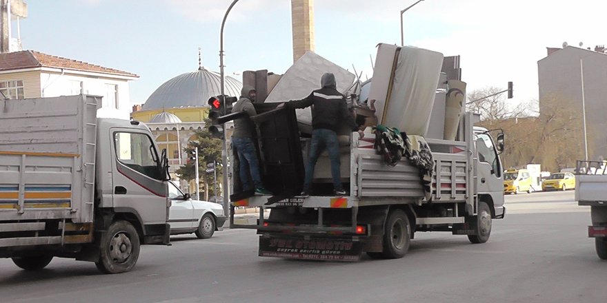 Konya'da eşya yüklü kamyonette tehlikeli yolculuk