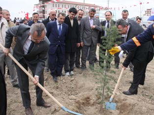 Karatay'da 300 fidan toprakla buluştu