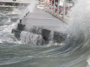 Karadeniz'de fırtına, doğuda sel uyarısı