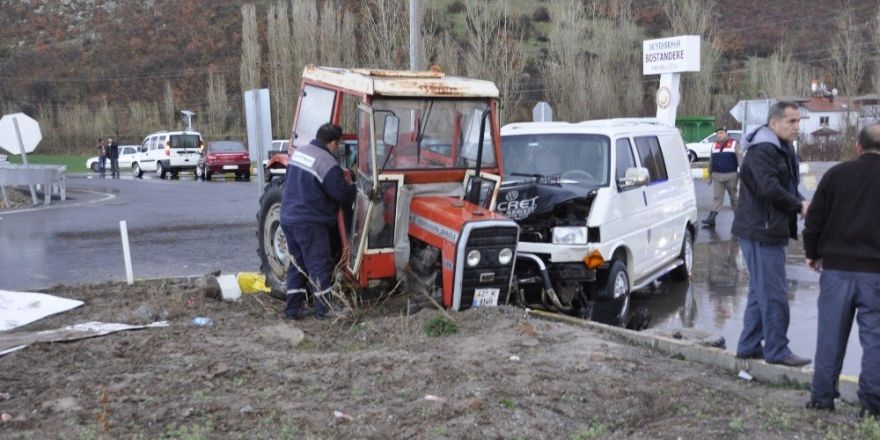Konya’da traktörle minibüs çarpıştı: 4 yaralı