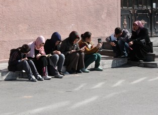 Öğrenciler içerde aileler dışarda ter döktü