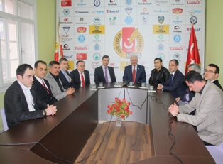 AKP diktatörlüğü getirmeye çalışıyor