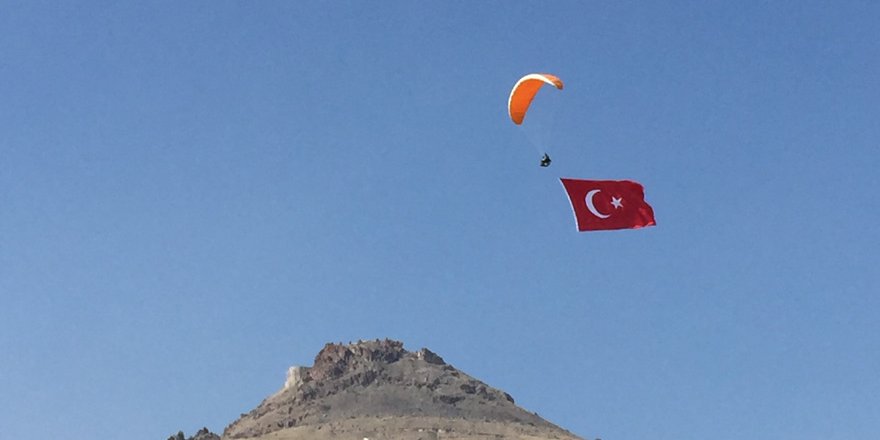 Mehmetçik'e destek için gökyüzünde bayrak açtılar