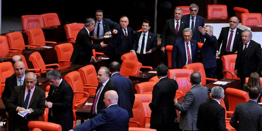 AKP-MHP ittifakı kabul edildi, Meclis’te tokatlı yumruklu kavga