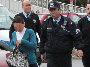 Annenin çantasından 3 kilo esrar çıktı