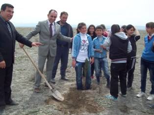 Karapınar'da fidanlar toprakla buluştu