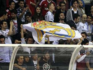 Beşiktaşlılar R.Madrid pankartı açtı
