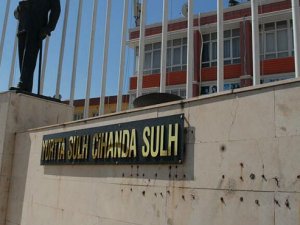 ’Ne Mutlu Türküm Diyene’ tabelası kaldırıldı