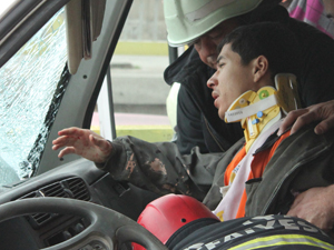 Kamyonet tramvaya çarptı