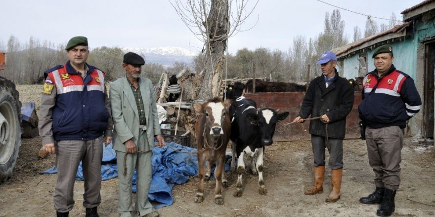 Konya’da çalınan inekler görme engelli sahibine teslim edildi