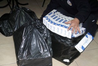 Borç para ile kaçak sigara aldılar