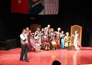 SÜ'de ''Efendim'' adlı tiyatro oyunu sahnelendi