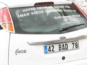 Arabasına Erbakan'ın sözlerini yazdırdı