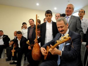 Zafer Çağlayan saz çaldı