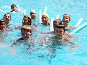 Sıcaktan bunalanlar yüzme havuzuna gidiyor