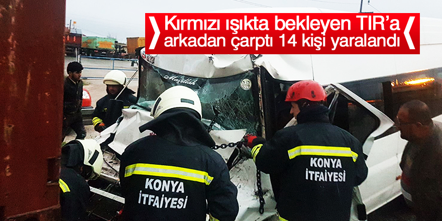 Konya'da minibüs tıra çarptı: 14 yaralı