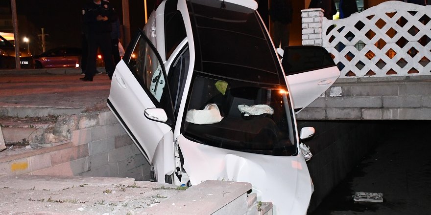 İki otomobil çarpıştı: 5 yaralı