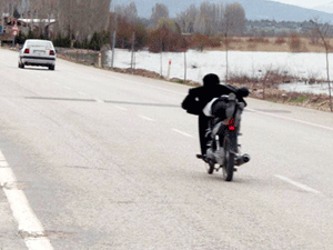 Motosiklet üzerinde tehlikeli yolculuk
