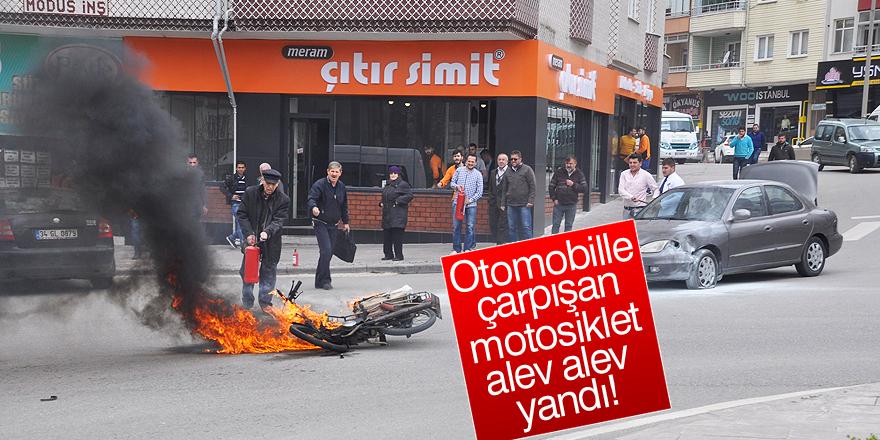 Otomobille çarpışan motosiklet alev alev yandı