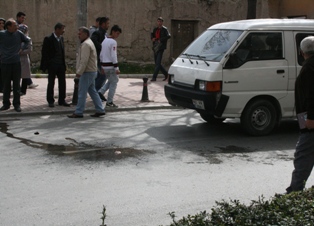 Kamyonetin altında 20 metre sürüklendi