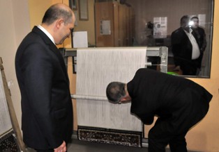 Baloğlu ve Oğul ipek halıları kesti