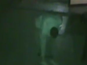 İz bırakmamak için ayakkabısını çıkarttı