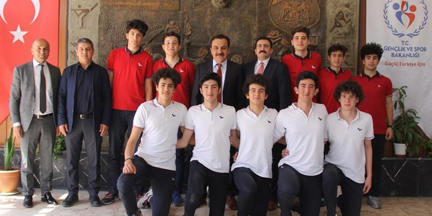 Sınav Koleji basketbol takımı Ersöz’ü ziyaret etti