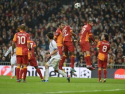 Burak Yılmaz Real savunması arasında kayboldu