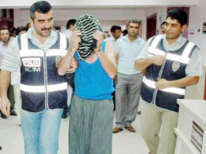 Sebzelerin arasında 4 kilo esrarla yakalandı