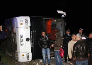 BDP'lileri taşıyan otobüs devrildi