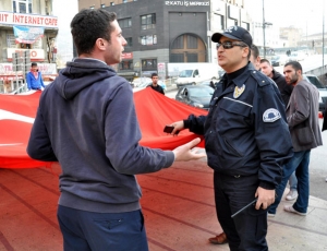 Türk bayrağına polis engeli!