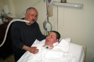 Bitkisel hayattaki eşinin elini 7 yıldır hiç bırakmadı