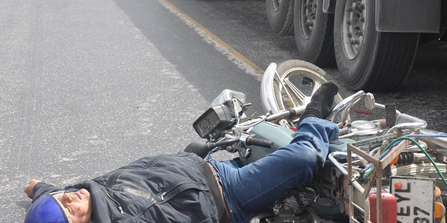 Tıra arkadan çarpan motosiklet sürücüsünü kaskı kurtardı