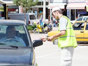 Futbolcular, otoparkta gelir sağlıyor