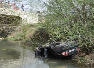 Otomobil çaya devrildi: 4 yaralı