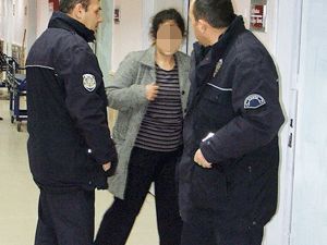 Çocuğuna eziyetten ettiği iddia edilen anne göz al
