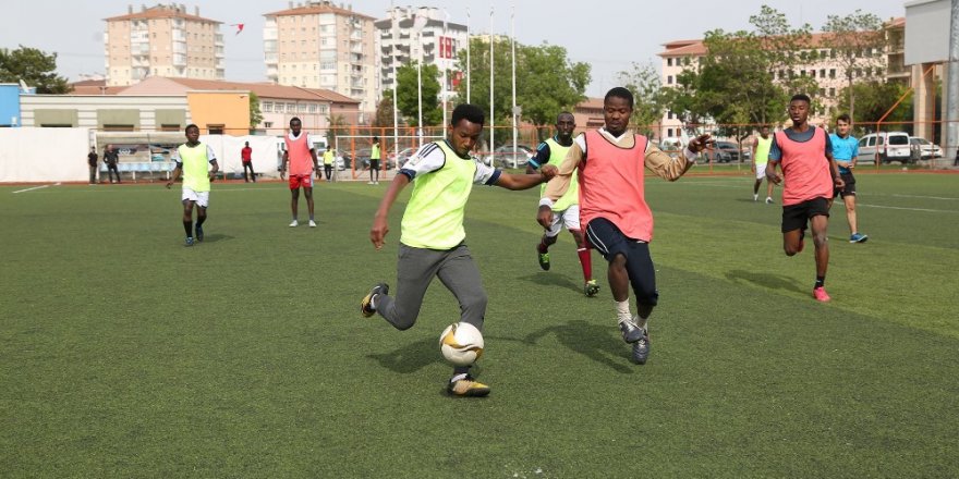 Uluslararası öğrenci futbol turnuvası başladı