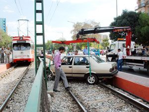 Otomobil tramvay hattına girdi