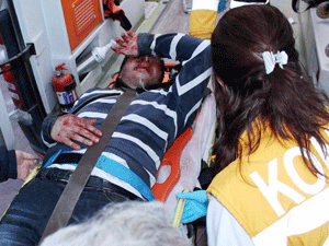 Tacizciyi dövüp tavana astılar