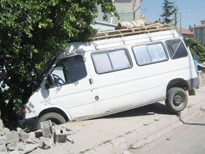 Lastiği patlayan minibüs bir evin bahçesine girdi