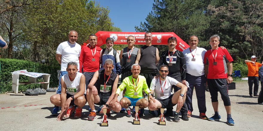 Konyalı maratoncular kupayla döndü