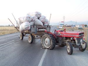 Traktörle otomobil çarpıştı: 6 yaralı