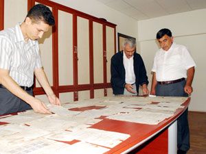 Tarihi belgeler inceleniyor