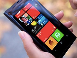 Nokia Lumia 800'ün başına gelmeyen kalmadı!