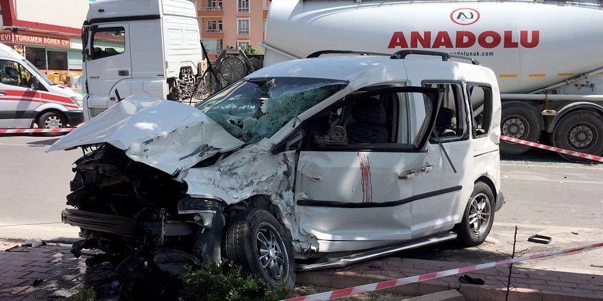 Ehliyetsiz 16 yaşındaki sürücü park halindeki tıra çarptı