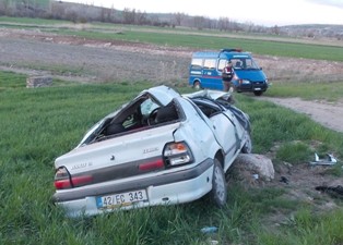 Otomobil tarlaya devrildi: 2 yaralı