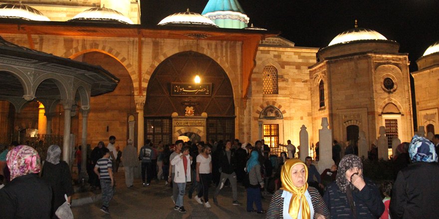 Berat Kandili’nde vatandaşlar Mevlana’ya akın etti